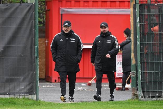 Fussball, Herren, Saison 2023 2024, Champions League, Training des 1. FC Union Berlin am Stadion An der Alten Försterei am Tag vor dem Spiel gegen die SSC Neapel, v. l. Trainer Urs Fischer (1. FC Union Berlin), Co-Trainer Sebastian Bönig (1. FC Union Berlin), 23.10. 2023, Copyright: xMatthiasxKochx