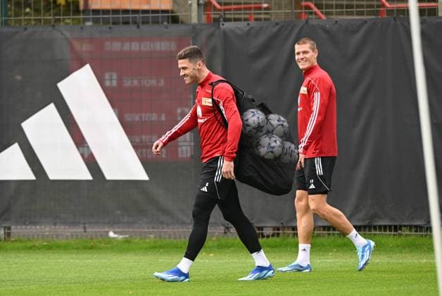 Fussball, Herren, Saison 2023 2024, Champions League, Training des 1. FC Union Berlin am Stadion An der Alten Försterei am Tag vor dem Spiel gegen die SSC Neapel, v. l. Robin Gosens (1. FC Union Berlin), Kevin Behrens (1. FC Union Berlin), 23.10. 2023, Copyright: xMatthiasxKochx
