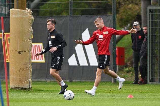 Fussball, Herren, Saison 2023 2024, Champions League, Training des 1. FC Union Berlin am Stadion An der Alten Försterei am Tag vor dem Spiel gegen die SSC Neapel, v. l. Rehatrainer Johannes Thienel (1. FC Union Berlin), Andras Schäfer (1. FC Union Berlin), 23.10. 2023, Copyright: xMatthiasxKochx