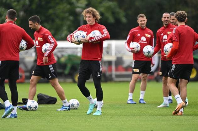 Fussball, Herren, Saison 2023 2024, Champions League, Training des 1. FC Union Berlin am Stadion An der Alten Försterei am Tag vor dem Spiel gegen die SSC Neapel, v. l. Robin Gosens (1. FC Union Berlin), Rani Khedira (1. FC Union Berlin), Alex Kral (1. FC Union Berlin), Paul Jaeckel (1. FC Union Berlin), Leonardo Bonucci (1. FC Union Berlin), Benedict Hollerbach (1. FC Union Berlin), 23.10. 2023, Copyright: xMatthiasxKochx