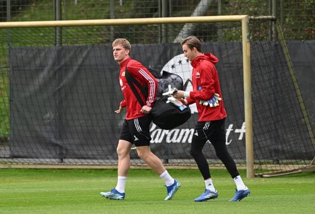 Fussball, Herren, Saison 2023 2024, Champions League, Training des 1. FC Union Berlin am Stadion An der Alten Försterei am Tag vor dem Spiel gegen die SSC Neapel, v. l. Mikkel Kaufmann (1. FC Union Berlin), Torhüter Frederik Rönnow (1. FC Union Berlin), 23.10. 2023, Copyright: xMatthiasxKochx