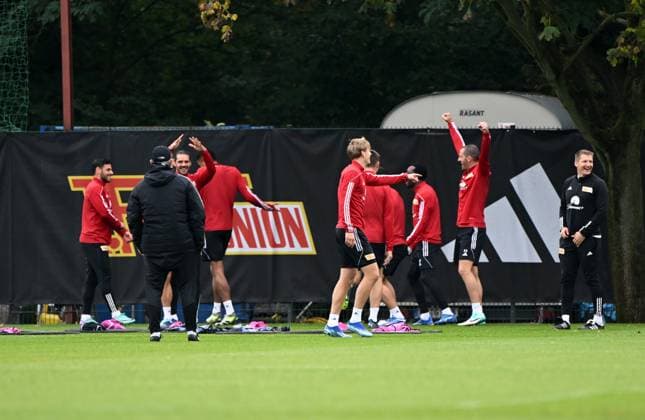 Fussball, Herren, Saison 2023 2024, Champions League, Training des 1. FC Union Berlin am Stadion An der Alten Försterei am Tag vor dem Spiel gegen die SSC Neapel, v. l. Kevin Volland (1. FC Union Berlin), Trainer Urs Fischer (1. FC Union Berlin), Christopher Trimmel (1. FC Union Berlin), Aljoscha Kemlein (1. FC Union Berlin), Leonardo Bonucci (1. FC Union Berlin), Athletiktrainer Martin Krüger (1. FC Union Berlin), 23.10. 2023, Copyright: xMatthiasxKochx