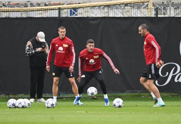 Fussball, Herren, Saison 2023 2024, Champions League, Training des 1. FC Union Berlin am Stadion An der Alten Försterei am Tag vor dem Spiel gegen die SSC Neapel, v. l. Kevin Behrens (1. FC Union Berlin), Robin Gosens (1. FC Union Berlin), Leonardo Bonucci (1. FC Union Berlin), 23.10. 2023, Copyright: xMatthiasxKochx