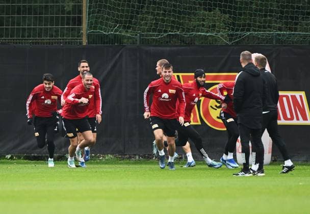 Fussball, Herren, Saison 2023 2024, Champions League, Training des 1. FC Union Berlin am Stadion An der Alten Försterei am Tag vor dem Spiel gegen die SSC Neapel, v. l. Diogo Leite (1. FC Union Berlin), Leonardo Bonucci (1. FC Union Berlin), Rani Khedira (1. FC Union Berlin), Robin Knoche (1. FC Union Berlin), Aissa Laidouni (1. FC Union Berlin), 23.10. 2023, Copyright: xMatthiasxKochx