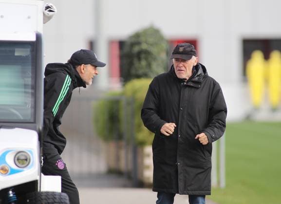 München, Deutschland 23. Oktober 2023: Fussball, Herren, Saison 2023 2024, FC Bayern München, Säbener Strasse, Trainingsgelände, Training, Abschlusstraining, Champions League Thomas Tuchel, Trainer (FC Bayern München) (li.) mit Hermann Gerland (re.) im Gespräch