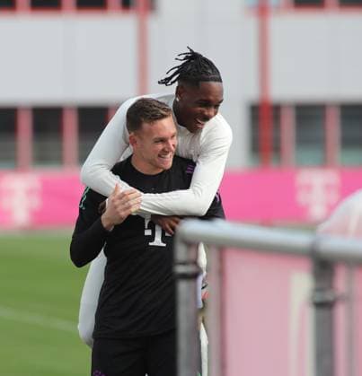 München, Deutschland 23. Oktober 2023: Fussball, Herren, Saison 2023 2024, FC Bayern München, Säbener Strasse, Trainingsgelände, Training, Abschlusstraining, Champions League Daniel Peretz FC Bayern München) (li.) mit Mathys Tel (FC Bayern München) (re.) Huckepack zum Trainingsplatz