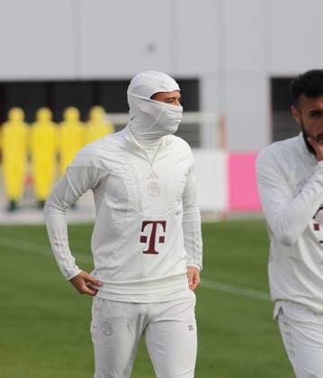 Sport Bilder des Tages München, Deutschland 23. Oktober 2023: Fussball, Herren, Saison 2023 2024, FC Bayern München, Säbener Strasse, Trainingsgelände, Training, Abschlusstraining, Champions League Leroy Sane (FC Bayern München) vermummt mit Schal und Mptzchen