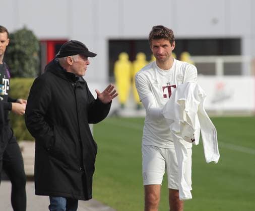 München, Deutschland 23. Oktober 2023: Fussball, Herren, Saison 2023 2024, FC Bayern München, Säbener Strasse, Trainingsgelände, Training, Abschlusstraining, Champions League Hermann Gerland (li.) mit Thomas Müller, Mueller (FC Bayern München) (re.) im Gespräch