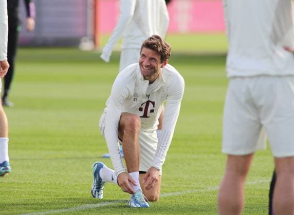 München, Deutschland 23. Oktober 2023: Fussball, Herren, Saison 2023 2024, FC Bayern München, Säbener Strasse, Trainingsgelände, Training, Abschlusstraining, Champions League Thomas Müller, Mueller (FC Bayern München) bindet sich die Schnürsenkel, Schuhe binden, grinsen