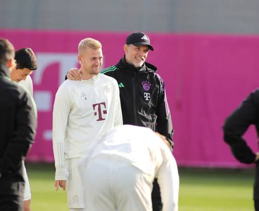 München, Deutschland 23. Oktober 2023: Fussball, Herren, Saison 2023 2024, FC Bayern München, Säbener Strasse, Trainingsgelände, Training, Abschlusstraining, Champions League Matthijs de Ligt (FC Bayern München) (li.) mit Thomas Tuchel, Trainer (FC Bayern München) (re.) der ihn umarmt