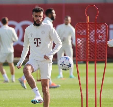 München, Deutschland 23. Oktober 2023: Fussball, Herren, Saison 2023 2024, FC Bayern München, Säbener Strasse, Trainingsgelände, Training, Abschlusstraining, Champions League Noussair Mazraoui (FC Bayern München) spielt einen Ball