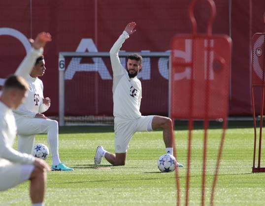 München, Deutschland 23. Oktober 2023: Fussball, Herren, Saison 2023 2024, FC Bayern München, Säbener Strasse, Trainingsgelände, Training, Abschlusstraining, Champions League Noussair Mazraoui (FC Bayern München) hebt den rechten Arm, Dehnen, Aufwärmen