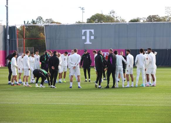 München, Deutschland 23. Oktober 2023: Fussball, Herren, Saison 2023 2024, FC Bayern München, Säbener Strasse, Trainingsgelände, Training, Abschlusstraining, Champions League Die Mannschaft des FC Bayern München zusammen im Kreis, gemeinsam, alle, Thomas Tuchel, Trainer (FC Bayern München) steht in der Mitte