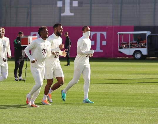 München, Deutschland 23. Oktober 2023: Fussball, Herren, Saison 2023 2024, FC Bayern München, Säbener Strasse, Trainingsgelände, Training, Abschlusstraining, Champions League Kingsley Coman (FC Bayern München) mit Eric Maxim Choupo-Moting (FC Bayern München) und Leroy Sane (FC Bayern München) (v.l.n.r.) beim Laufen, joggen