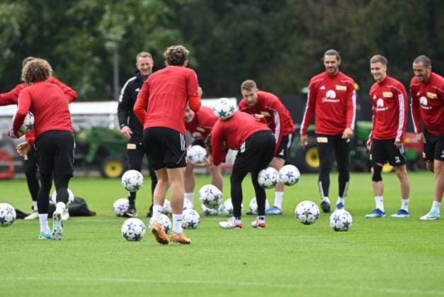 Fussball, Herren, Saison 2023 2024, Champions League, Training des 1. FC Union Berlin am Stadion An der Alten Försterei am Tag vor dem Spiel gegen die SSC Neapel, Geburtstagsritual für Brenden Aaronson (1. FC Union Berlin), 23.10. 2023, Copyright: xMatthiasxKochx