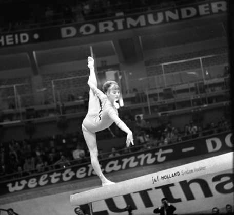 Ereignisse und Personen aus 70er Jahre DEU, Deutschland: Die historischen Farbfotos aus den Zeiten der 70er Jahre zeigen Ereignisse und Personen aus Politik, Kultur, Gewerkschaften, Arbeitsleben, Medizin u.a. Dortmund. Turn-WM. Sportler ( N.N.) 12.9.1966 DEU, Germany: The historical color photos from the 1970s show events and people from politics, culture, trade unions, working life, medicine, etc. *** Events and people from 70s DEU, Germany The historical color photos from the 1970s show events and people from politics, culture, trade unions, working life, medicine, etc Dortmund Turn WM Sportler N N 12 9 1966 DEU, Germany The historical color photos from the 1970s show events and people from politics, culture, trade unions, working life, medicine, etc