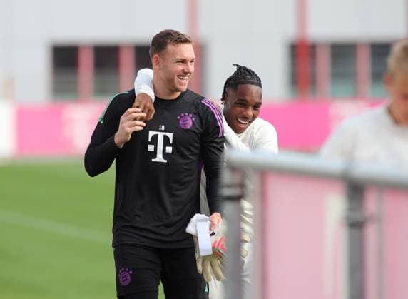 München, Deutschland 23. Oktober 2023: Fussball, Herren, Saison 2023 2024, FC Bayern München, Säbener Strasse, Trainingsgelände, Training, Abschlusstraining, Champions League Daniel Peretz FC Bayern München) (li.) mit Mathys Tel (FC Bayern München) (re.) umarmen, Umarmung, lachen, gut gelaunt