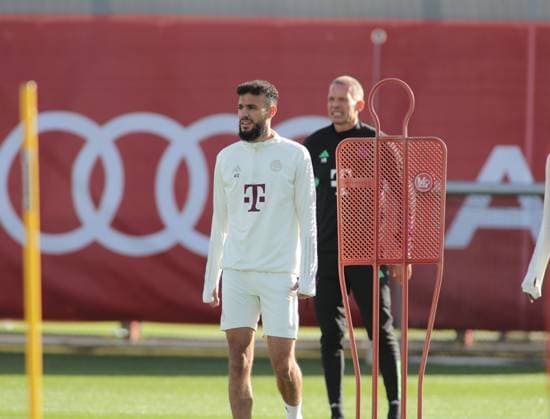München, Deutschland 23. Oktober 2023: Fussball, Herren, Saison 2023 2024, FC Bayern München, Säbener Strasse, Trainingsgelände, Training, Abschlusstraining, Champions League Noussair Mazraoui (FC Bayern München) stehend