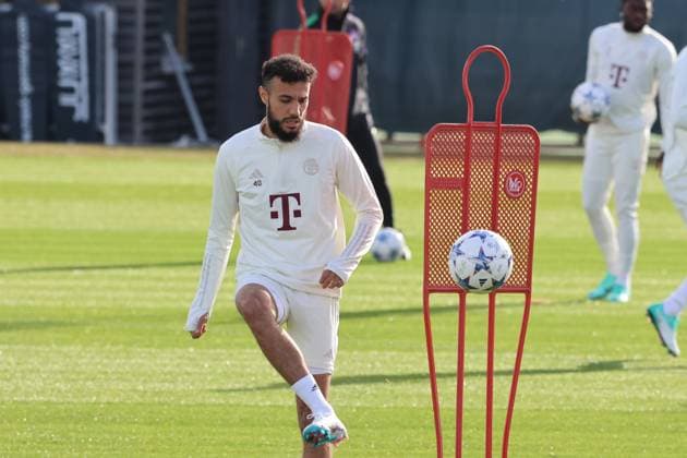 40 Noussair Mazraoui, am Ball Fussball Abschlusstraining des FC Bayern Muenchen vor dem UEFA Champions League-Spiel gegen Galatasaray Istanbul 23.10.2023 Trainingsgelaende, Saebenerstr. FOTO: Mladen Lackovic LakoPress