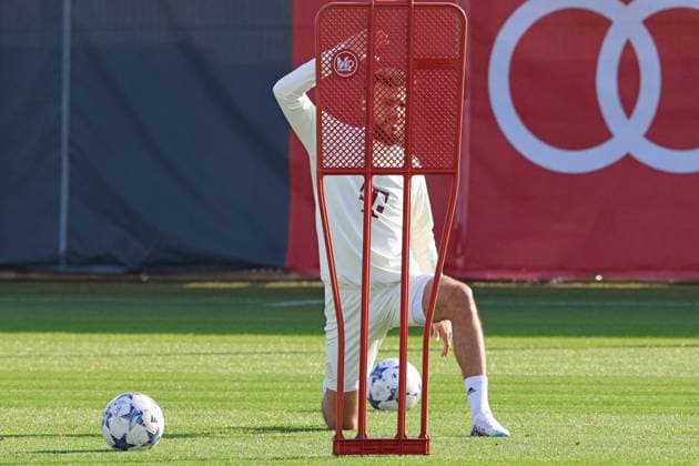 40 Noussair Mazraoui, dehnt sich Fussball Abschlusstraining des FC Bayern Muenchen vor dem UEFA Champions League-Spiel gegen Galatasaray Istanbul 23.10.2023 Trainingsgelaende, Saebenerstr. FOTO: Mladen Lackovic LakoPress