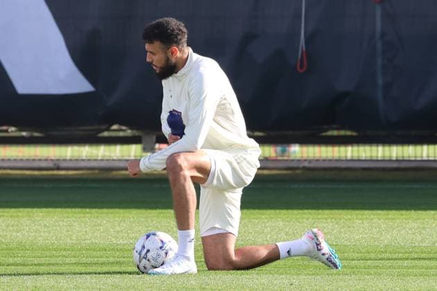 40 Noussair Mazraoui, am Ball, kniet, am Boden, Fussball Abschlusstraining des FC Bayern Muenchen vor dem UEFA Champions League-Spiel gegen Galatasaray Istanbul 23.10.2023 Trainingsgelaende, Saebenerstr. FOTO: Mladen Lackovic LakoPress