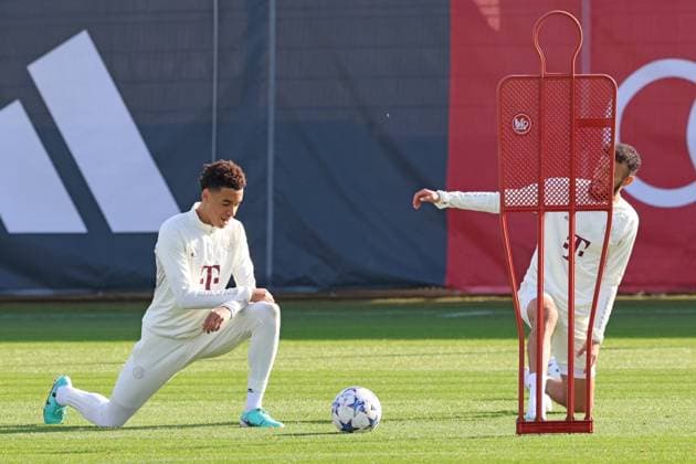 40 Noussair Mazraoui, (re.) und 42 Jamal Musiala, beim Dehnen, stretchen Fussball Abschlusstraining des FC Bayern Muenchen vor dem UEFA Champions League-Spiel gegen Galatasaray Istanbul 23.10.2023 Trainingsgelaende, Saebenerstr. FOTO: Mladen Lackovic LakoPress