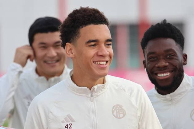 42 Jamal Musiala, 19 Alphonso Davies, Min-Jae Kim, sind gut gelaunt, lachen vor Freude Fussball Abschlusstraining des FC Bayern Muenchen vor dem UEFA Champions League-Spiel gegen Galatasaray Istanbul 23.10.2023 Trainingsgelaende, Saebenerstr. FOTO: Mladen Lackovic LakoPress