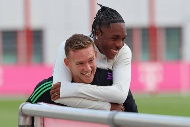 Sport Bilder des Tages 18 Daniel Peretz und 39 Mathys Tel, sind gut gelaunt, umarmt, Fussball Abschlusstraining des FC Bayern Muenchen vor dem UEFA Champions League-Spiel gegen Galatasaray Istanbul 23.10.2023 Trainingsgelaende, Saebenerstr. FOTO: Mladen Lackovic LakoPress
