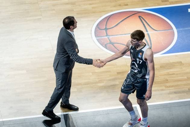 Basketball Berlin 22.10.2023 Saison 2023 2024 1. Bundesliga easyCredit BBL Alba Berlin - Rasta Vechta Johann Grünloh (Vechta, No.17) Ty Harrelson (Vechta, Trainer)