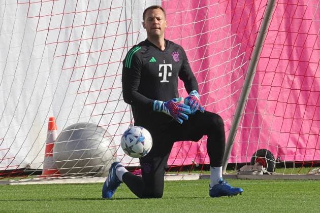 1 Manuel Neuer, Portraet, Portrait, Einzelbild, Freisteller, am Ball Fussball Abschlusstraining des FC Bayern Muenchen vor dem UEFA Champions League-Spiel gegen Galatasaray Istanbul 23.10.2023 Trainingsgelaende, Saebenerstr. FOTO: Mladen Lackovic LakoPress