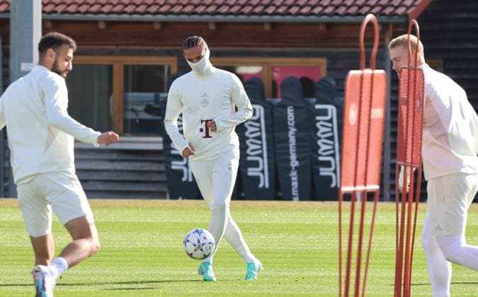 v.l. 40 Noussair Mazraoui, 10 Leroy Sane, 4 Matthijs de Ligt, Aktion, am Ball, Maske, maskiert, Fussball Abschlusstraining des FC Bayern Muenchen vor dem UEFA Champions League-Spiel gegen Galatasaray Istanbul 23.10.2023 Trainingsgelaende, Saebenerstr. FOTO: Mladen Lackovic LakoPress