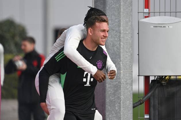 Torwart Daniel PERETZ (Bayern Muenchen) traegt Mathys TEL (FCB) huckepack. Abschlusstraining FC Bayern vor dem CL Spiel gegen Galatasaray Istanbul am 23.10.2023,