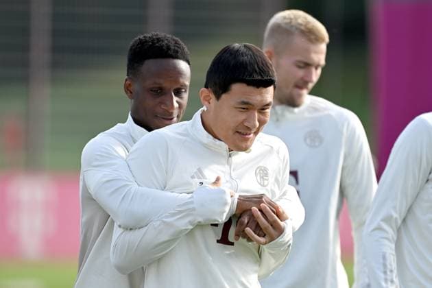 v.li:Bouna Sarr (Bayern Muenchen) umarmt Minjae KIM (FC Bayern Muenchen). Abschlusstraining FC Bayern vor dem CL Spiel gegen Galatasaray Istanbul am 23.10.2023,