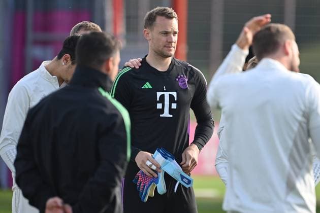 Manuel NEUER (Torwart Bayern Muenchen) mit Mitspieler. Abschlusstraining FC Bayern vor dem CL Spiel gegen Galatasaray Istanbul am 23.10.2023,