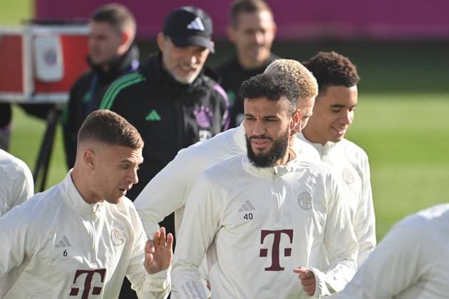 Sport Bilder des Tages Noussair Mazraoui (Bayern Muenchen), li:Joshua KIMMICH (Bayern Muenchen), hi:Trainer Thomas TUCHEL (Bayern Muenchen). Abschlusstraining FC Bayern vor dem CL Spiel gegen Galatasaray Istanbul am 23.10.2023,