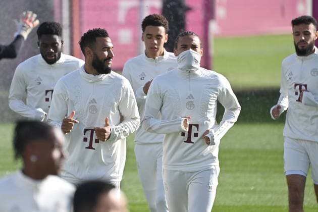 Eric Maxim Choupo-Moting (Bayern Muenchen) mt Leroy SANE (Bayern Muenchen), hi.v.li:Alphonso DAVIES (Bayern Muenchen), Jamal MUSIALA (Bayern Muenchen), Noussair Mazraoui (Bayern Muenchen). Abschlusstraining FC Bayern vor dem CL Spiel gegen Galatasaray Istanbul am 23.10.2023,
