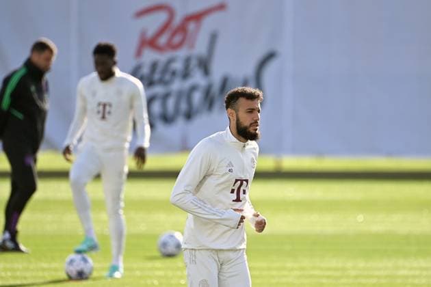 Noussair Mazraoui (Bayern Muenchen) vor Transparent ROT GEGEN RASSISMUS. Abschlusstraining FC Bayern vor dem CL Spiel gegen Galatasaray Istanbul am 23.10.2023,