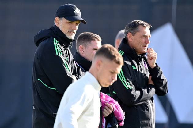 Trainer Thomas TUCHEL (Bayern Muenchen), Co-Trainer Anthony BARRY (Bayern Muenchen), Co Trainer Arno MICHELS (Bayern Muenchen), vorne:Joshua KIMMICH (Bayern Muenchen). Abschlusstraining FC Bayern vor dem CL Spiel gegen Galatasaray Istanbul am 23.10.2023,