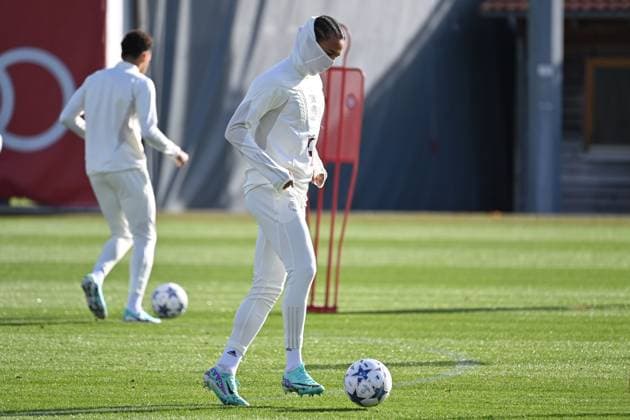 Der vermummte Leroy SANE (Bayern Muenchen) am Ball. Abschlusstraining FC Bayern vor dem CL Spiel gegen Galatasaray Istanbul am 23.10.2023,