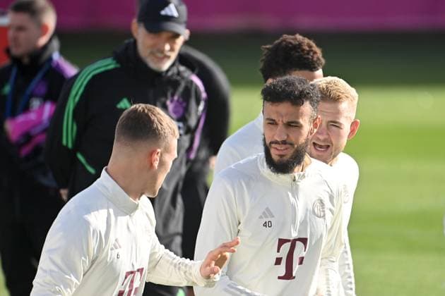 Noussair Mazraoui (Bayern Muenchen) mit Joshua KIMMICH (Bayern Muenchen) und Matthijs DE LIGT (Bayern Muenchen,re). Hi:Trainer Thomas TUCHEL (Bayern Muenchen). Abschlusstraining FC Bayern vor dem CL Spiel gegen Galatasaray Istanbul am 23.10.2023,