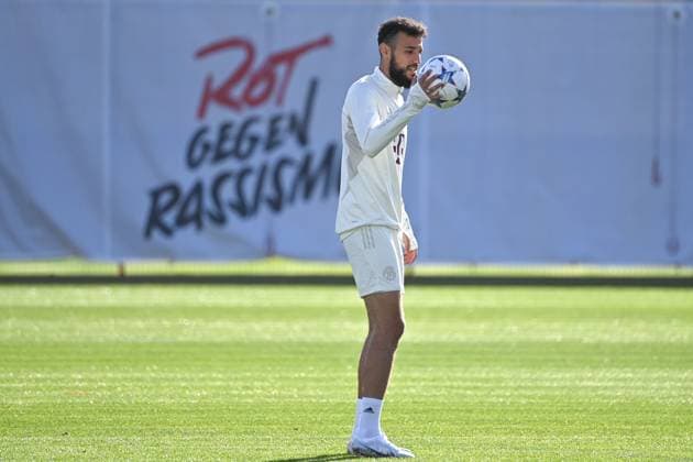 Noussair Mazraoui (Bayern Muenchen) vor Transparent ROT GEGEN RASSISMUS: Aktion,Einzelaktion,Einzelbild, Freisteller,Ganzkoerperaufnahme,ganze Figur Abschlusstraining FC Bayern vor dem CL Spiel gegen Galatasaray Istanbul am 23.10.2023,