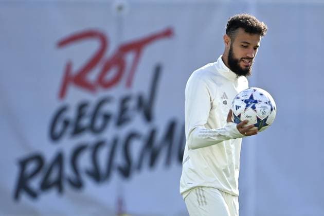 Bilder des Jahres 2023, Sport 10 Oktober Sport Themen der Woche KW43 Sport Bilder des Tages Noussair Mazraoui (Bayern Muenchen) vor Transparent ROT GEGEN RASSISMUS: Aktion,Einzelbild,angeschnittenes Einzelmotiv,Halbfigur,halbe Figur. Abschlusstraining FC Bayern vor dem CL Spiel gegen Galatasaray Istanbul am 23.10.2023, *** Noussair Mazraoui Bayern Muenchen in front of banner RED AGAINST RACISM action,single image,cropped single motif,half figure,half figure final training FC Bayern before the CL match against Galatasaray Istanbul on 23 10 2023,