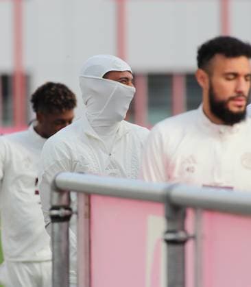 München, Deutschland 23. Oktober 2023: Fussball, Herren, Saison 2023 2024, FC Bayern München, Säbener Strasse, Trainingsgelände, Training, Abschlusstraining, Champions League Leroy Sane (FC Bayern München) versteckt unter Kappe und Schal, vermummt