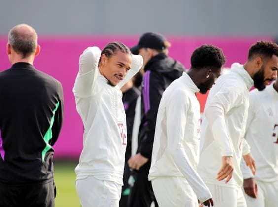 München, Deutschland 23. Oktober 2023: Fussball, Herren, Saison 2023 2024, FC Bayern München, Säbener Strasse, Trainingsgelände, Training, Abschlusstraining, Champions League Leroy Sane (FC Bayern München) greift sich in den Nacken