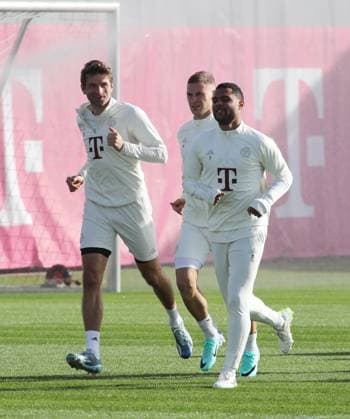 München, Deutschland 23. Oktober 2023: Fussball, Herren, Saison 2023 2024, FC Bayern München, Säbener Strasse, Trainingsgelände, Training, Abschlusstraining, Champions League Thomas Müller, Mueller (FC Bayern München) mit Joshua Kimmich (FC Bayern München) und Serge Gnabry (FC Bayern München) (v.l.n.r.) beim Laufen