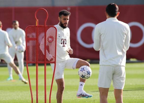 München, Deutschland 23. Oktober 2023: Fussball, Herren, Saison 2023 2024, FC Bayern München, Säbener Strasse, Trainingsgelände, Training, Abschlusstraining, Champions League Noussair Mazraoui (FC Bayern München) spielt einen Ball