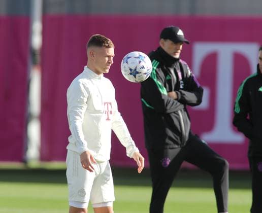München, Deutschland 23. Oktober 2023: Fussball, Herren, Saison 2023 2024, FC Bayern München, Säbener Strasse, Trainingsgelände, Training, Abschlusstraining, Champions League Joshua Kimmich (FC Bayern München) mit einem Ball auf Augenhöhe, schauen, Blick auf Ball