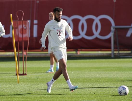 München, Deutschland 23. Oktober 2023: Fussball, Herren, Saison 2023 2024, FC Bayern München, Säbener Strasse, Trainingsgelände, Training, Abschlusstraining, Champions League Noussair Mazraoui (FC Bayern München) spielt einen Ball, Einzelaktion, Freisteller,Ganzkörperaufnahme