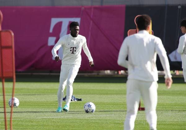 München, Deutschland 23. Oktober 2023: Fussball, Herren, Saison 2023 2024, FC Bayern München, Säbener Strasse, Trainingsgelände, Training, Abschlusstraining, Champions League Alphonso Davies (FC Bayern München) mit Ball