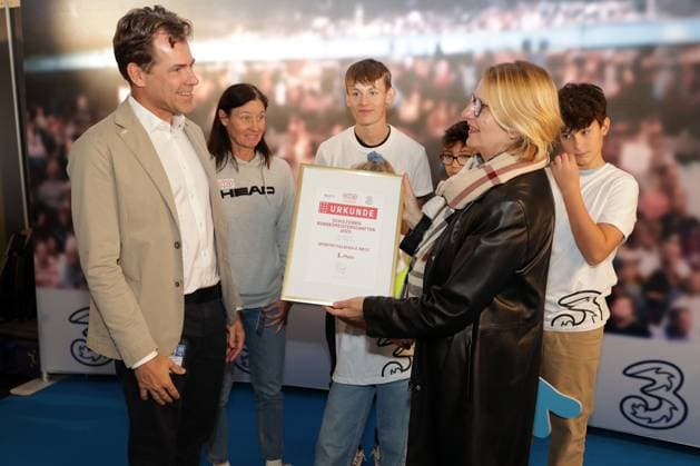 TENNIS - ATP, Tennis Herren Erste Bank Open VIENNA,AUSTRIA,23.OCT.23 - TENNIS - ATP World Tour, Erste Bank Open, press conference, PK, Pressekonferenz OETV. Image shows vice president Georg Blumauer, BJKC captain Marion Maruska (OETV), kids and Lieselotte Hoelzl (Sportmittelschule Wels).  GEPAxpictures xWalterxLuger